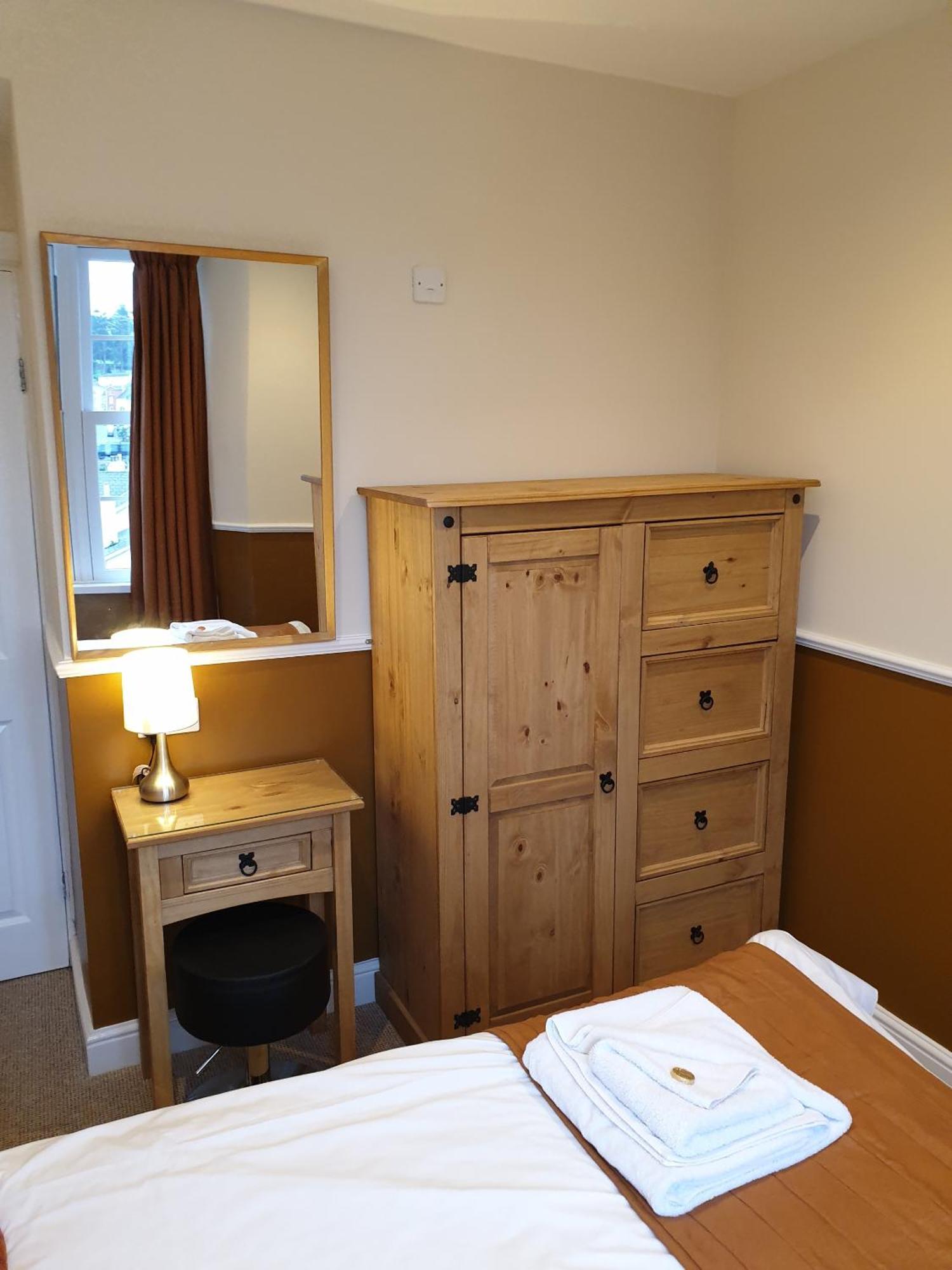 Appletorre House Holiday Flats - Pet Friendly And Private Parking Torquay Room photo